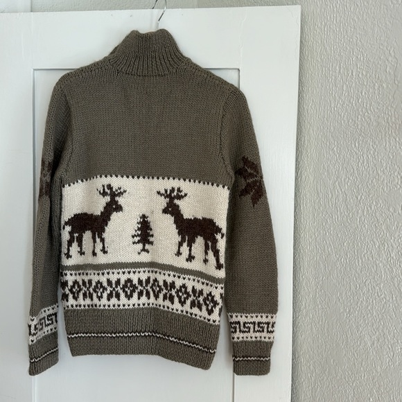 Faherty Sweater! ❄️ - Picture 4 of 7